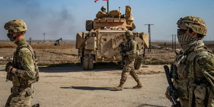 قصف متبادل بين (فصائل موالية لإيران والقوات الأميركية) شرق سوريا