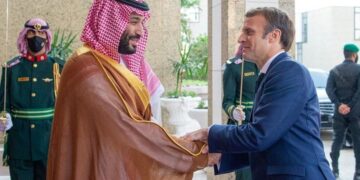بن سلمان وماكرون يبحثان في مسائل “الدفاع والطاقة”
