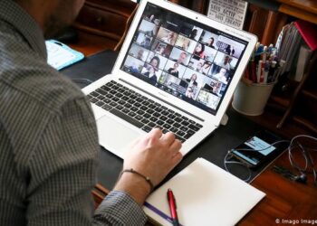 روسيا تساعد إيران في الحصول على “قدرات متطورة في مجال المراقبة الرقمية”