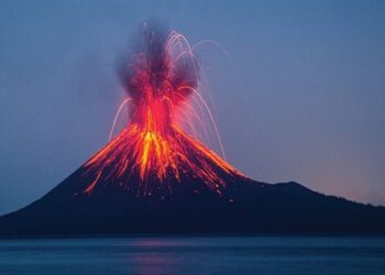 بالفيديو .. بركان يثور في إندونيسيا يقذف عمودا من الرماد