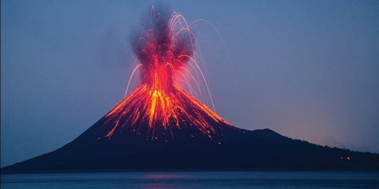 بالفيديو .. بركان يثور في إندونيسيا يقذف عمودا من الرماد