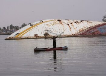 صيادون عراقيون يتنزهون ويحتسون الشاي داخل يخت صدام حسين