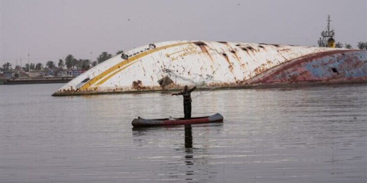 صيادون عراقيون يتنزهون ويحتسون الشاي داخل يخت صدام حسين