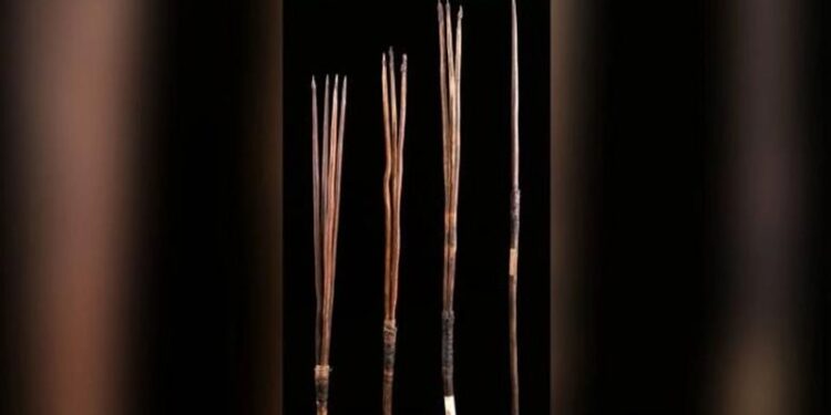 أستراليا تستعيد رماح سرقها مستكشف بريطاني قبل 250 عاما