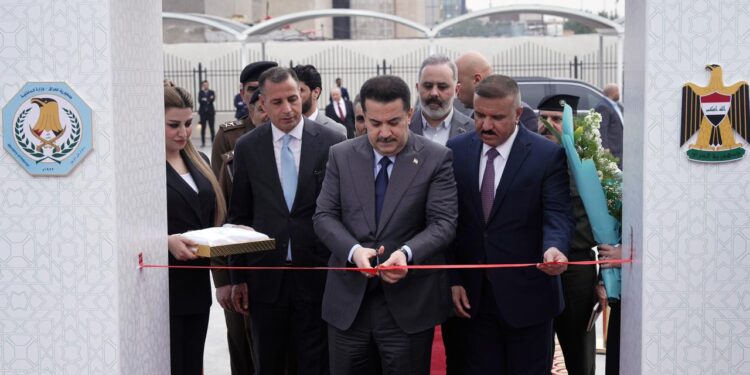 السوداني يفتتح نافذة الجواز الإلكتروني ويشرف على إصدار أول جواز إلكتروني