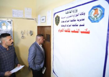 وزير الداخلية يوجه بمعاقبة عدد من الضباط والمنتسبين المقصرين بأداء الواجب