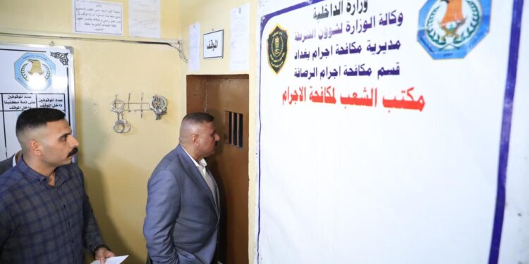 وزير الداخلية يوجه بمعاقبة عدد من الضباط والمنتسبين المقصرين بأداء الواجب