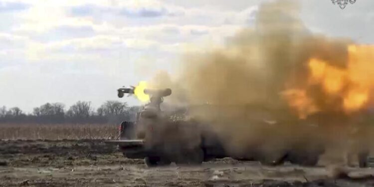 بريطانيا .. روسيا تستخدم طلقات قديمة بسبب نقص الذخيرة