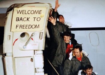 رحلة سرية حول أزمة الرهائن الأمريكية … كشف الأسرار بعد 4 عقود