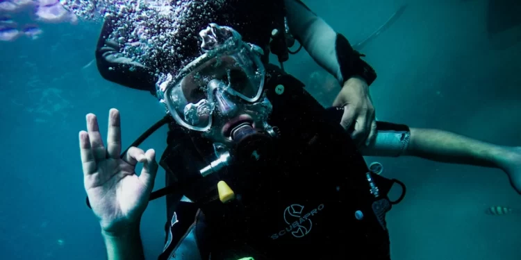 رجل يخوض تجربة الحياة “تحت الماء” لمدة 100يوم