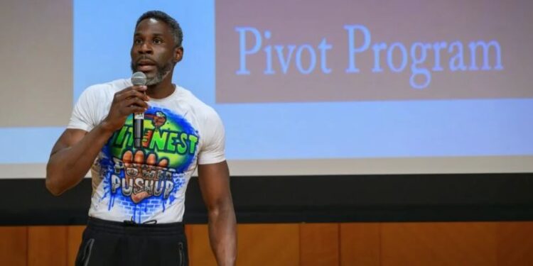 دخـل الســــجن متهماً بالقتل فخرج منه مخترعاً