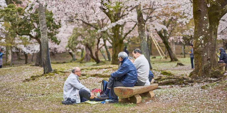 دراسة علمية تتوقع عمراً أطول في المستقبل … البشر قد يعيشون إلى 141 عاماً