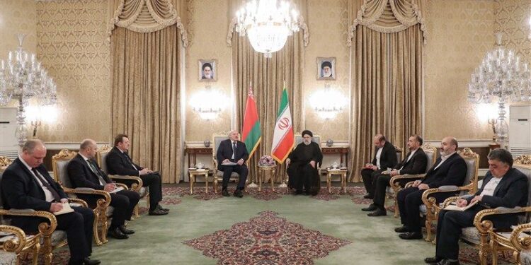 الرئيس الايراني ونظيره البيلاروسي يوقعان “خارطة طريق” للتعاون بين البلدين