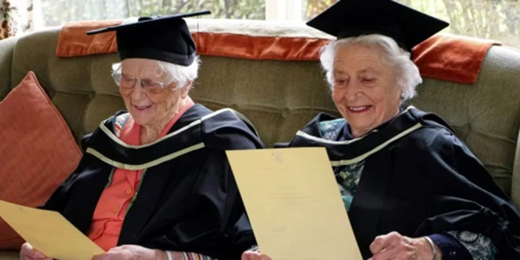 معمرتان تحصلان على الشهادة الجامعية