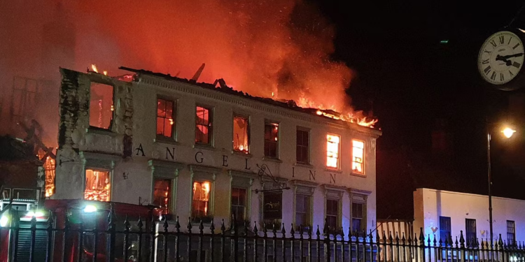 حريق هائل يبتلع فندقا تاريخيا في بريطانيا .. “يضم لاجئين أوكرانيين”