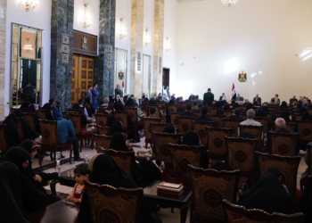 السوداني يستقبل عائلات إيرانيين قضوا في المعارك ضد “داعش” ويكرمها