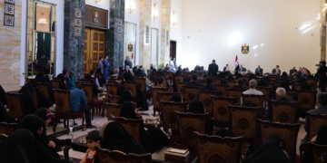 السوداني يستقبل عائلات إيرانيين قضوا في المعارك ضد “داعش” ويكرمها