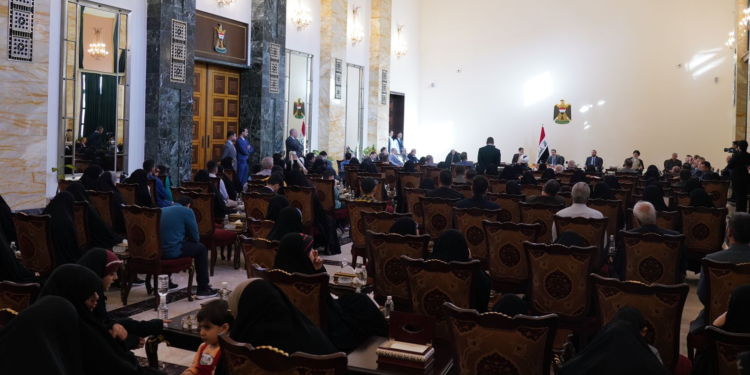 السوداني يستقبل عائلات إيرانيين قضوا في المعارك ضد “داعش” ويكرمها