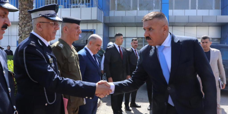 وزير الداخلية يلتقي مدراء مواقع تسجيل المركبات ومنح إجازات السياقة