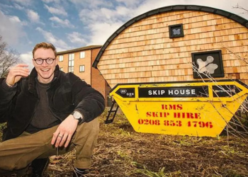 بريطاني يحول حاوية قمامة إلى منزل .. لمواجهة غلاء المعيشة