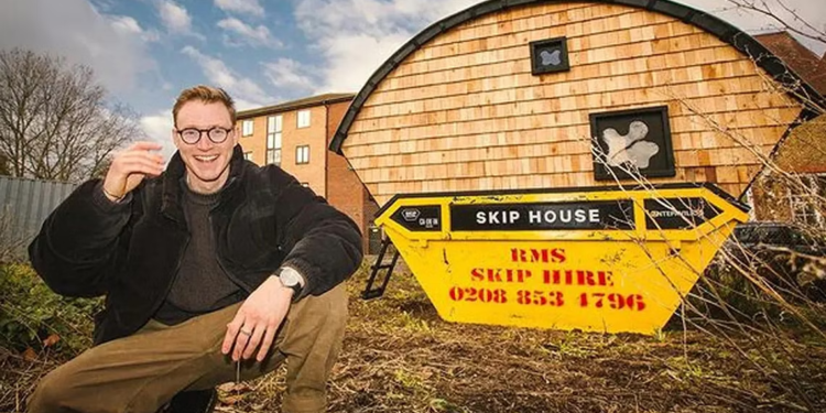 بريطاني يحول حاوية قمامة إلى منزل .. لمواجهة غلاء المعيشة