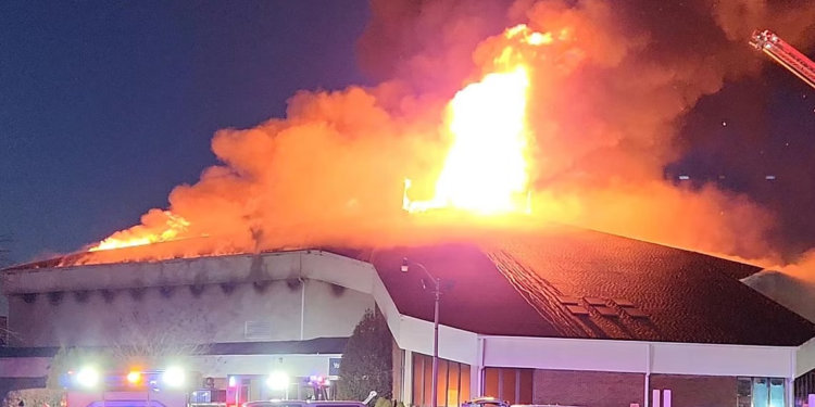 حريق ضخم يلتهم كنيسة في مدينة أمريكية