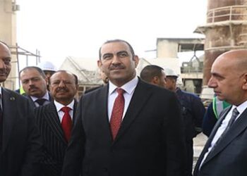وزير الصناعة يفتتـــح معمل سمنت القائم في الأنبار بعد اعادة تاهيله