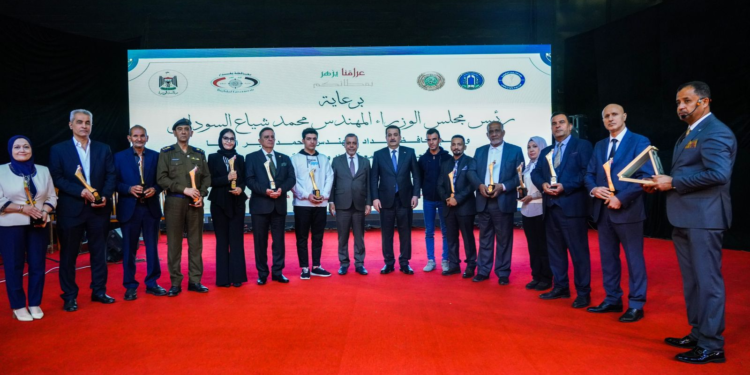 السوداني يكرم نخبة من الموظفين المتميزين في مهرجان يوم الوظيفة