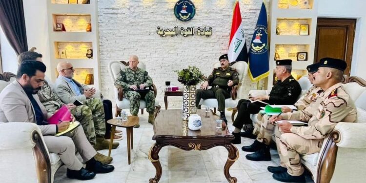 قائد القوة البحرية ووفد امريكي يبحثان تبادل الخبرات لبناء قدرات الجيش العراقي