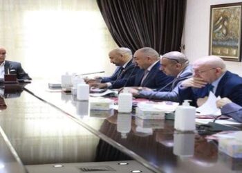 وزير الصحة يترأس أجتماع هيئة الرأي ويؤكد دعمه لـ(الصناعة الوطنية ومصنع الصحة الوطني)