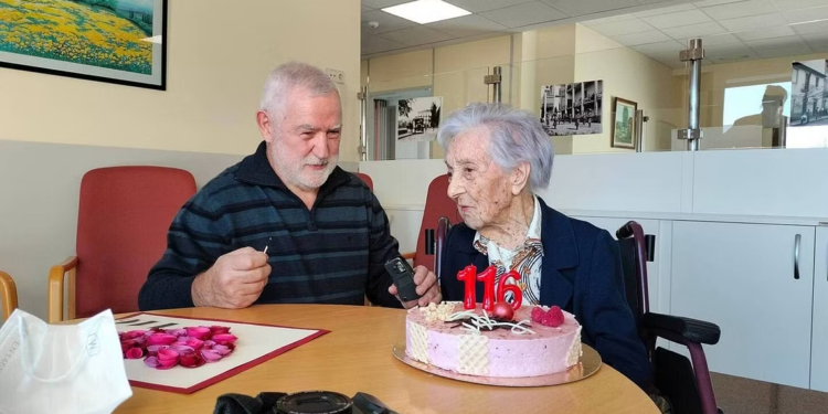 أكبر معمرة في العالم تحتفل بعيد ميلادها الـ 116 ,, عايشت الحربين العالميتين