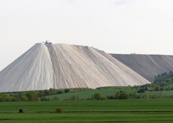 من كارثة بيئية لــ”نقطة جذب سياحية ” ,, مونتي كالي أكبر جبل ملح صناعي في العالم