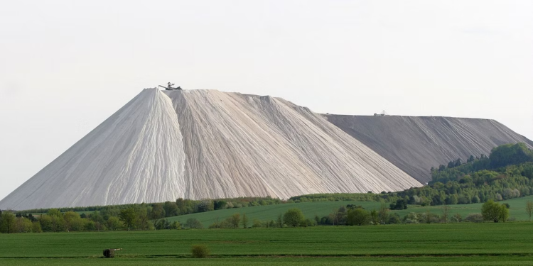 من كارثة بيئية لــ”نقطة جذب سياحية ” ,, مونتي كالي أكبر جبل ملح صناعي في العالم
