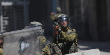 اشتباكات بين مسلحين فلسطينيين وقوة إسرائيلية خاصة اقتحمت مخيم جنين