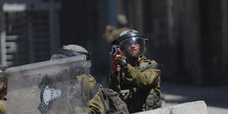 اشتباكات بين مسلحين فلسطينيين وقوة إسرائيلية خاصة اقتحمت مخيم جنين