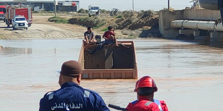 إنقاذ شخصين من داخل شاحنة غارقة بمياه السيول بواسط