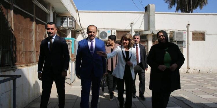 السيّدة الأولى تزور مدرستها في بغداد بمناسبة عيد المعلم