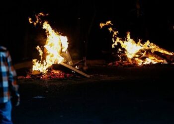 الإيرانيون يستعدون للعام الجديد بالقفز على النار .. الأربعاء الأحمر