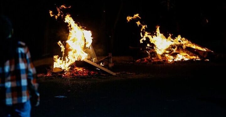 الإيرانيون يستعدون للعام الجديد بالقفز على النار .. الأربعاء الأحمر