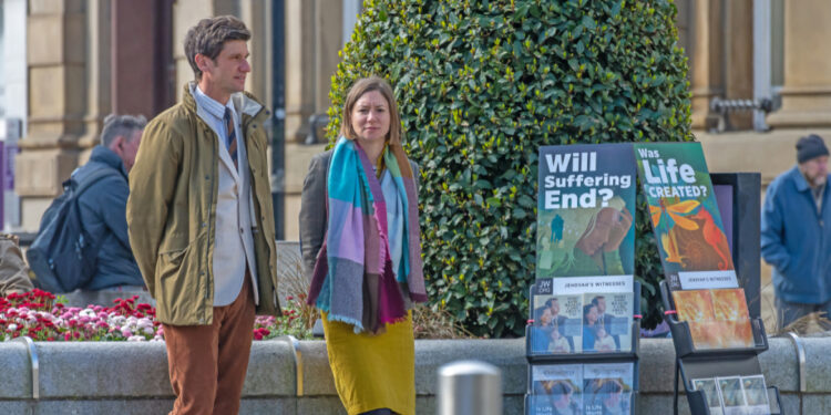 لا يعترفون بالصليب أو “الدولة” ,, طائفة (شهود يهوه) استهدفتها عملية إرهابية بألمانيا