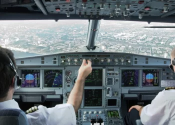 طياران يحتسيـــان القهوة بقمرة القيادة و الشركة توقفهما