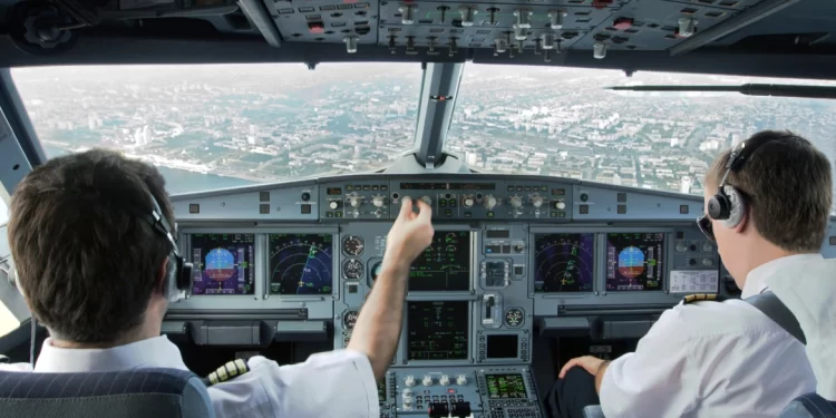 طياران يحتسيـــان القهوة بقمرة القيادة و الشركة توقفهما