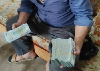 ضبط 320 ألف $  في ديالى بحوزة “أحد أكبر تجار تهريب العملة”