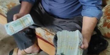 ضبط 320 ألف $  في ديالى بحوزة “أحد أكبر تجار تهريب العملة”