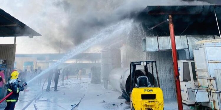 إخماد حريق (معمل الأصباغ) بمشاركة 20 فرقة إطفاء
