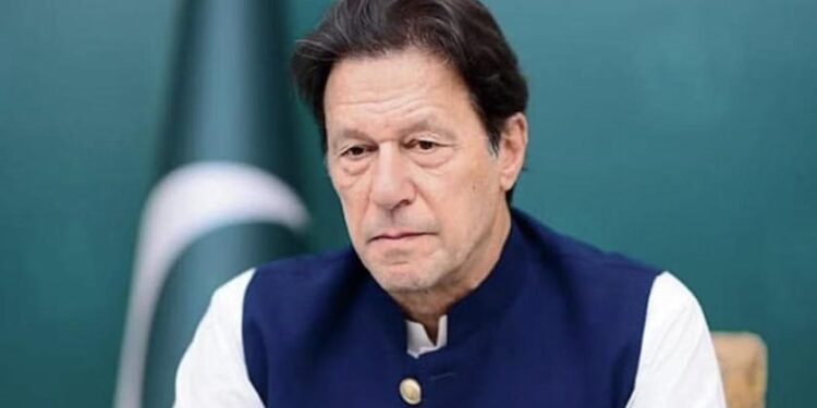 باكستان .. محاولة اعتقال رئيس الوزراء السابق واشتباكات مع أنصاره