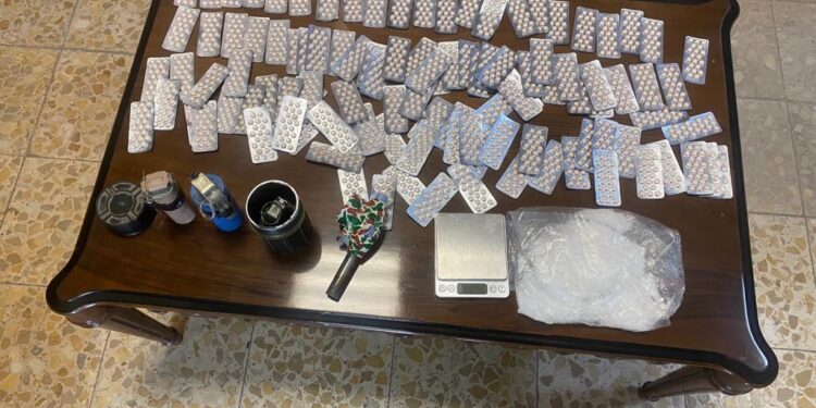 مداهمة في شارع فلسطين .. اعتقالات وضبط متفجرات ومواد مخدرة