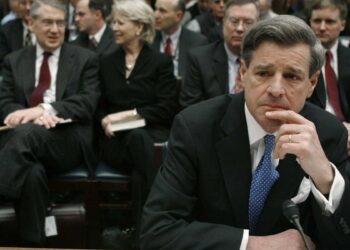 بول بريمر يعترف بخطأ “قــراريــن أصدرهما” أثناء حكمه للعراق