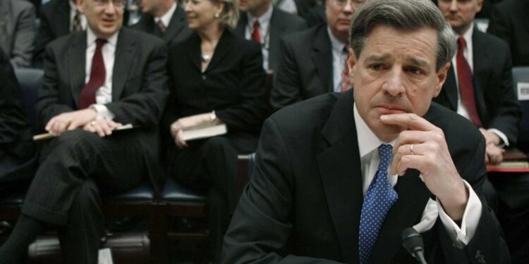 بول بريمر يعترف بخطأ “قــراريــن أصدرهما” أثناء حكمه للعراق