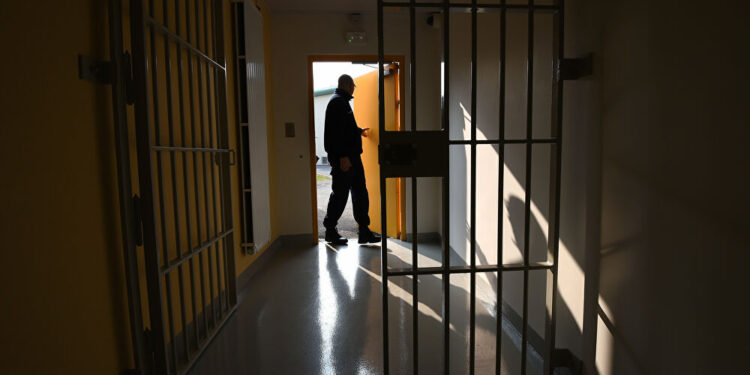 إحالة (ضباط ومنتسبين) للمحكمة المختصة على خلفية “وفاة مواطن أثناء التحقيق”